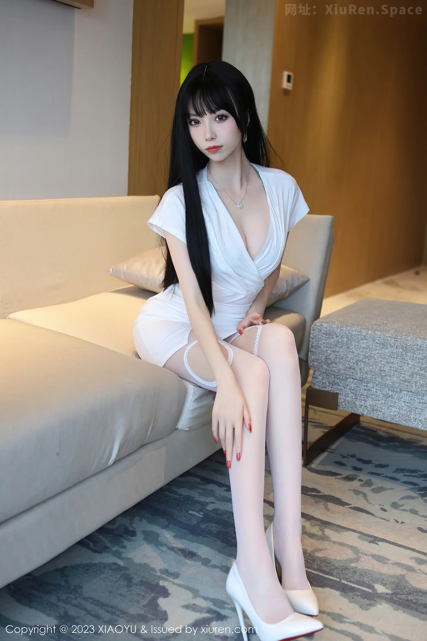 图片[4]-[XiuRen秀人网]2023.06.12 VOL.6897 江七七 白色礼服裙与青色蕾丝内衣加丝袜美腿性感私房写真集-秀人网官方网站